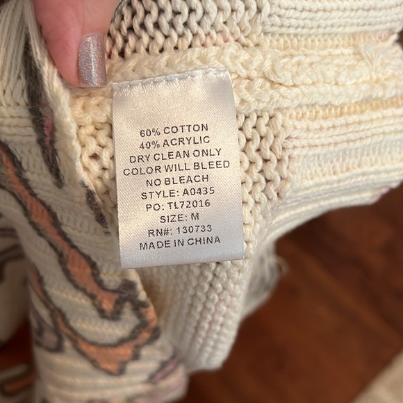 Umgee Ladies Distressed Crocheted Style Sweater Size Medium - Picture 7 of 7